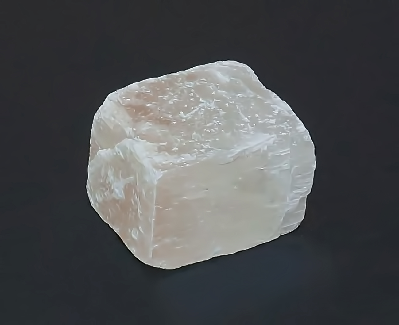 Кальцит магические свойства. Кальцит известковый шпат. Мрамор минерал кальцит. Кальцит caco3. Кальцит «камень фей».