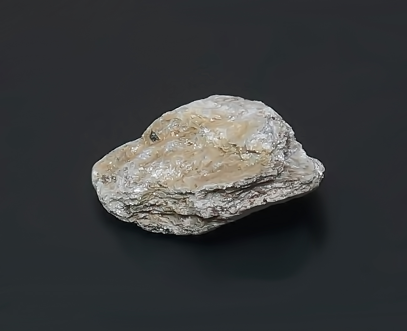 Какой минерал является слюдой. Слюда-мусковит минерал. Слюда мусковит камень. Мусковит белая слюда. Мусковит (белая калиевая слюда).