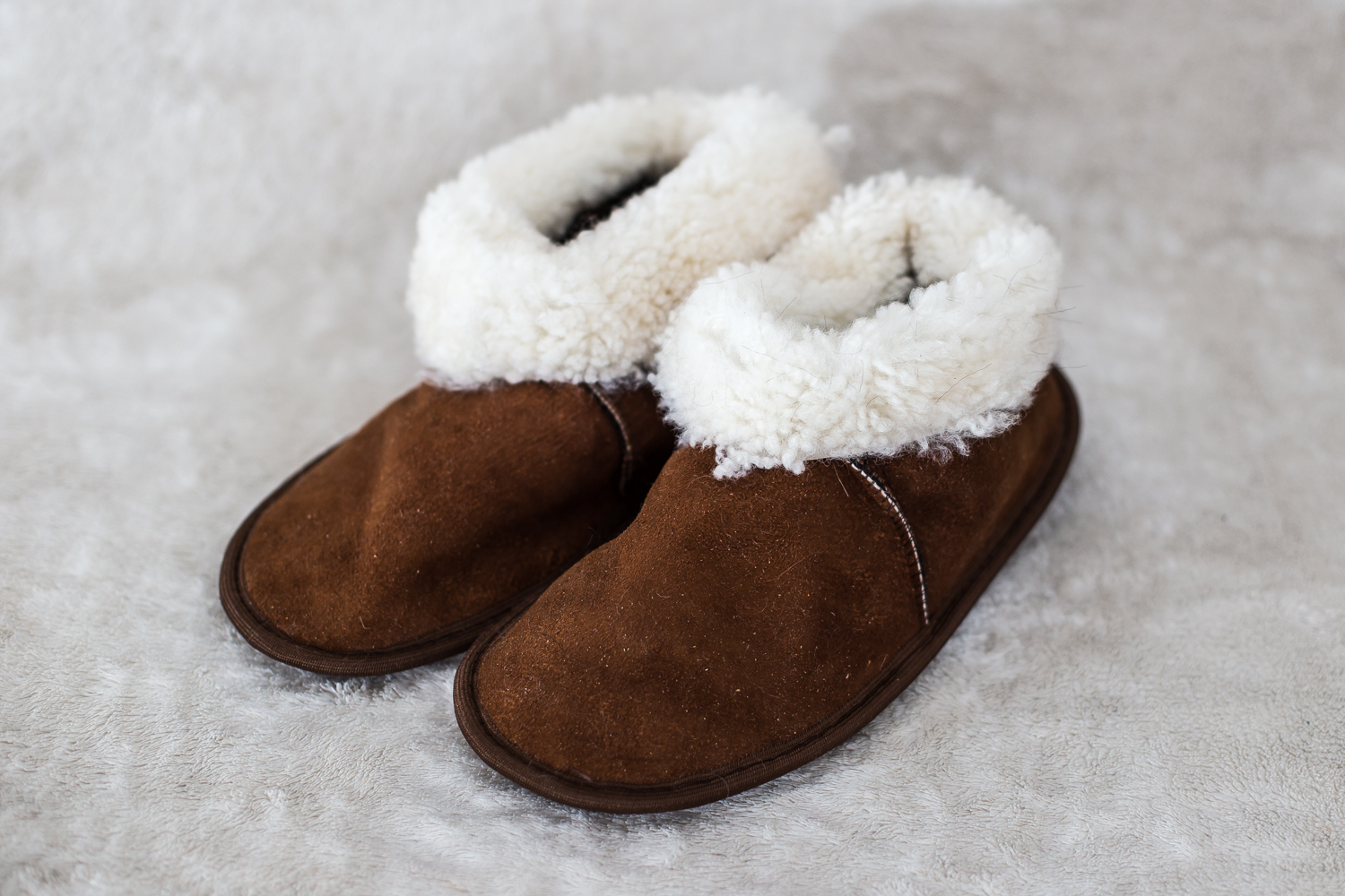 Натуральные чуни из овчины. Натуральные чуни из овчины. Натуральные чуни из овчины. Чуни высокие. Чуни мужские зимние.