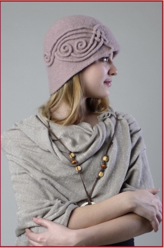 0223 Шляпка с ассиметричным полем декорированная плетением из шнурков (подкладка)